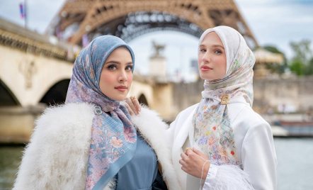 The Parisian 2.0 Series dari Buttonscarves Ramaikan Musim Keempat Emily in Paris - GenPI.co