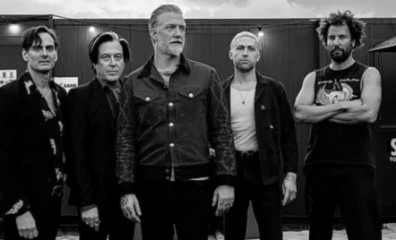 Vokalis Operasi, Queens of the Stone Age Batalkan Tur - GenPI.co