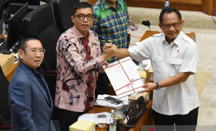 Baleg DPR RI Sepakat Batalkan Pembahasan RUU TNI dan Polri - GenPI.co