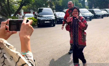 Risma Temui Jokowi Seusai Mendaftar Maju Pilkada Jawa Timur - GenPI.co