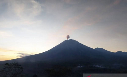 Gunung Semeru Meletus, Lontarkan Abu Vulkanik Setinggi 900 Meter - GenPI.co