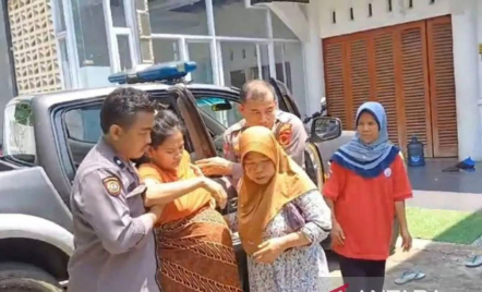 Heroik! Polisi Bantu Ibu Nyaris Melahirkan di Jalan di Parung Bogor - GenPI.co