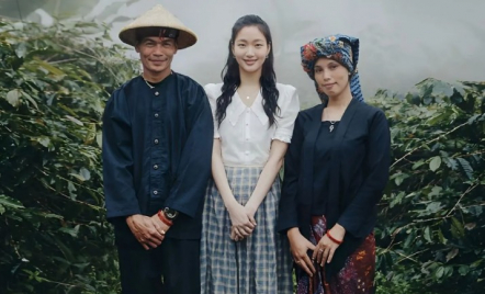 Cantik Banget, Kim Go Eun Santai di Kebun Kopi Ciwidey - GenPI.co