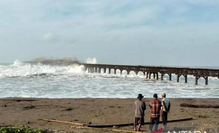 Ombak Besar Terjang Bekas Dermaga di Sukabumi, 3 Nelayan Hilang - GenPI.co