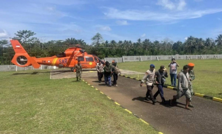 Terisolasi di Bekas Dermaga di Sukabumi, 71 Nelayan Akhirnya Bisa Dievakuasi - GenPI.co