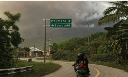 Perhatian! Radius Zona Bahaya Erupsi Gunung Lewotobi Laki-Laki Jadi 9 Km - GenPI.co