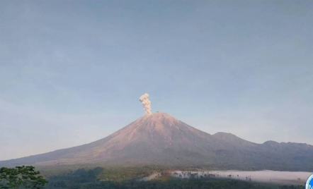 Gunung Semeru Alami Erupsi, Tinggi Letusan hingga 1 Km - GenPI.co