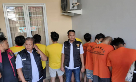 Gerebek Rumah Penampungan Rekening Judi Online di Cengkareng, 8 Orang Dikukut - GenPI.co