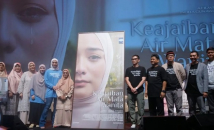 Review Film Indonesia: Keajaiban Air Mata Wanita Tonjolkan Kekuatan Cinta - GenPI.co