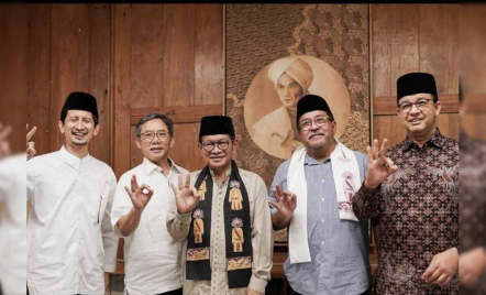 Anies Baswedan Berpose 3 Jari Bersama Pramono Anung, Chiko Hakim: Alhamdulillah - GenPI.co