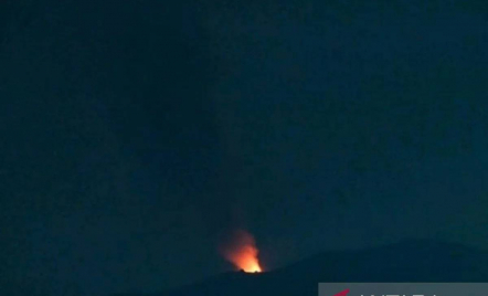 Gunung Ibu Erupsi, Lontarkan Lava Pijar dan Sinar Api Setinggi 100 Meter - GenPI.co