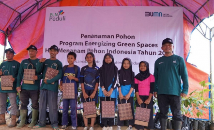 PLN Ajak Siswa SDN Banjarsari Tanam Pohon pada Program Energizing Green Spaces - GenPI.co