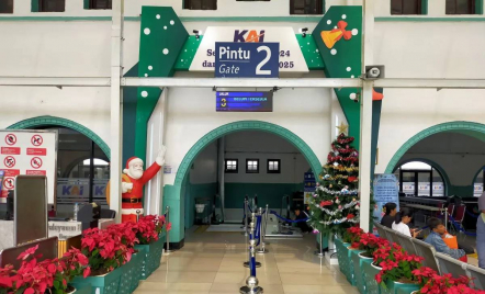 Keren! Stasiun di Daop 1 Jakarta Dihiasi Ornamen Natal, Termasuk Stasiun Gambir dan Pasar Senen - GenPI.co