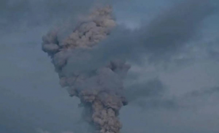 Gunung Ibu Meletus, Semburkan Kolom Abu Setinggi 2 Km - GenPI.co