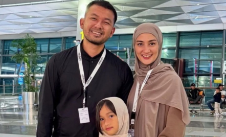 Umrah, Atiqah Hasiholan Minta Maaf Lahir Batin - GenPI.co