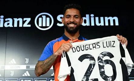 Lepas Renato Veiga ke Juventus, Chelsea Incar Douglas Luiz - GenPI.co