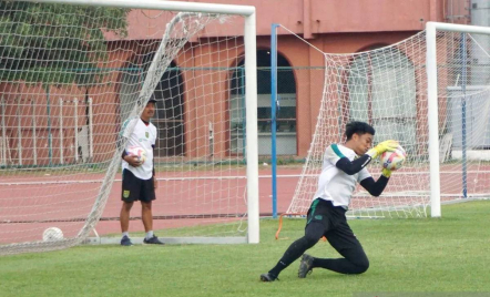 Teken Kontrak Baru di Persebaya, Ernando Ari Bidik Trofi Liga 1 dan AFC Champions League - GenPI.co