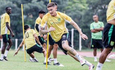 Tantangan Berat! Persebaya Surabaya Hadapi Persis Solo Tanpa Bruno dan Slavko - GenPI.co