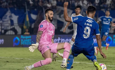 Jelang Duel Kontra PSIS Semarang, Arema FC Kehilangan Kiper Andalan Lucas Frigeri - GenPI.co