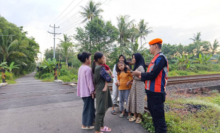 Rawan Kecelakaan, Daop 6 Yogyakarta Ingatkan Bahaya Ngabuburit di Rel Kereta - GenPI.co