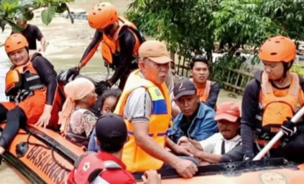 Air Sungai Cibeet Meluap, 4 Desa di Karawang Terjebak Banjir - GenPI.co