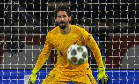 Alisson Becker Jadi Bintang di Laga PSG vs Liverpool, Arne Slot: Dia Pemain Top - GenPI.co