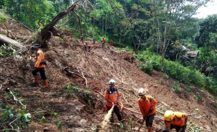 Banjir dan Longsor Terjang Sukabumi, 5 Orang Meninggal 4 Warga dalam Pencarian - GenPI.co