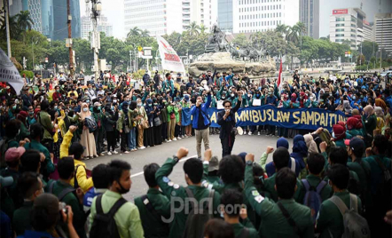 Demo Tolak RUU TNI, BEM SI Kerakyatan: Pengesahan Ugal-ugalan - GenPI.co