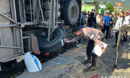 Kecelakaan Bus ALS di Padang Panjang Tewaskan 12 Orang, 8 Jenazah Dijemput Keluarga - GenPI.co