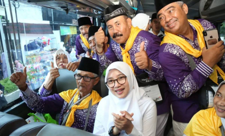 15 Tahun Jualan Koran di Masjid Agung Banyuwangi, Kakek 88 Tahun Akhirnya Naik Haji - GenPI.co