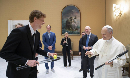 Paus Leo XIV Sambut Jannik Sinner di Vatikan, Raket Tenis Jadi Simbol Keakraban - GenPI.co