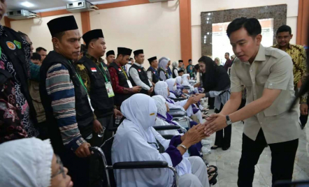 Gibran Didampingi Bobby Nasution Temui Jemaah Haji, Bilang Ada Arahan Presiden - GenPI.co