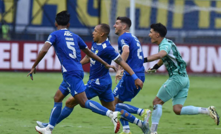 Kunci Tangguhnya Pertahanan Persib Bandung, 4 Bek yang Jarang Diganti - GenPI.co