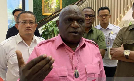 Natalius Pigai Pastikan Kementerian HAM Kontrol Kebenaran Penulisan Ulang Sejarah - GenPI.co