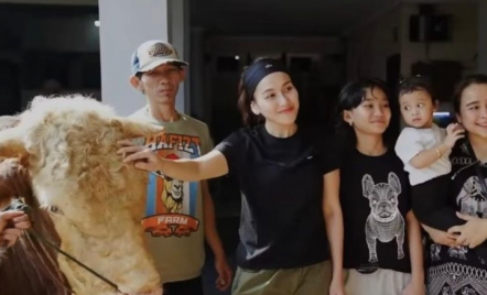 Ikut Sembelih Hewan Kurban, Ayu Ting Ting: Seru Banget - GenPI.co