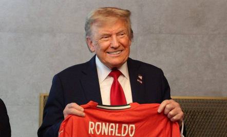 Cristiano Ronaldo Kasih Jersey ke Donald Trump, Bawa Pesan Perdamaian - GenPI.co