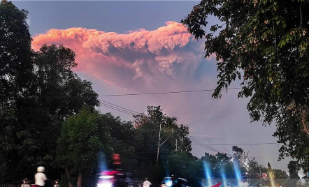 Pengungsi Erupsi Gunung Lewotobi Bertambah, BNPB Pastikan Fasilitas Dasar Tetap Aman - GenPI.co