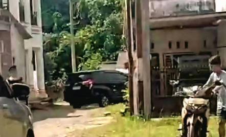 KPK Geledah Rumah Warga OKU, Bawa Dokumen dan Foto Proyek Suap serta Seorang Wanita - GenPI.co