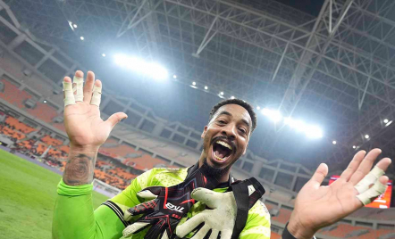 Kontrak Diperpanjang, Kiper Persija Jakarta Carlos Eduardo Ingin Rasakan Juara - GenPI.co