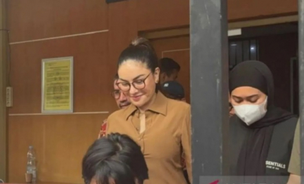 Didakwa Peras Reza Gladys Rp 4 Miliar, Nikita Mirzani: Yang Dibacakan JPU Halusinasi - GenPI.co