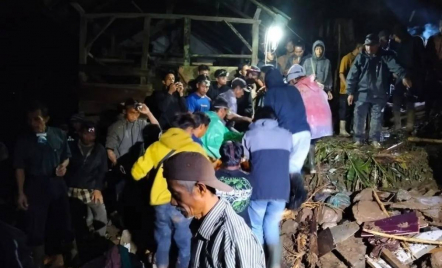 Hujan Deras Terjang Rumah di Garut, 1 Keluarga Tewas Tertimbun Longsor - GenPI.co