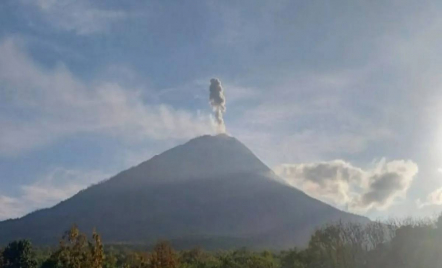 Status Gunung Ile Lewotolok Naik ke Siaga, Warga Diminta Waspada - GenPI.co