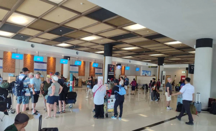 Abu Erupsi Gunung Lewotobi Laki-Laki Paksa Bandara Komodo Tutup dan Penerbangan Batal - GenPI.co