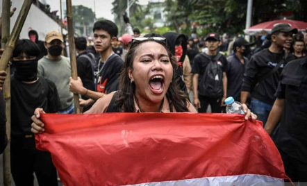 Massa Aksi Unjuk Rasa di DPR RI Kibarkan Bendera PAN, Disebut Hanya Spontan - GenPI.co