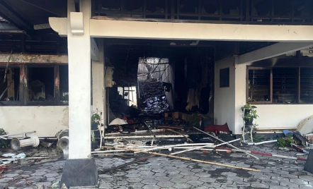 Fasilitas Umum Dirusak, Massa Bakar Ruangan Sekwan Gedung DPRD Solo - GenPI.co
