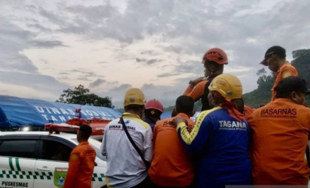 Evakuasi Helikopter Jatuh di Kalsel, Tim SAR Tempuh 6 Jam Menuju Lokasi - GenPI.co