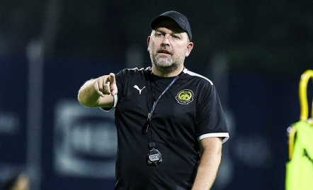 Legenda Malaysia Desak FAM Pecat Pelatih Peter Cklamovski - GenPI.co