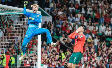 Caoimhin Kelleher Kembali Makan Korban, Kali Ini Cristiano Ronaldo - GenPI.co