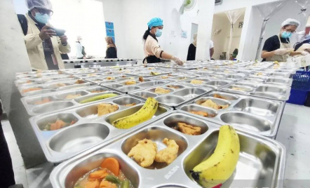 Ruko di Jakarta Utara Diduga Produksi Ompreng MBG Palsu, Ada Label SNI dan Logo BGN - GenPI.co