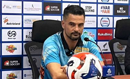 Pelatih Persita Tangerang Carlos Pena Sebut Banyak Jeda Kompetisi Tak Ideal Bagi Tim - GenPI.co